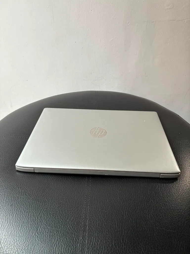 Portátil HP ProBook 440 G5 i7-8550U 8va Gen 12GB DDR4 256GB NVMe UHD 620 Negro y Plata Windows Pro 05.webp
